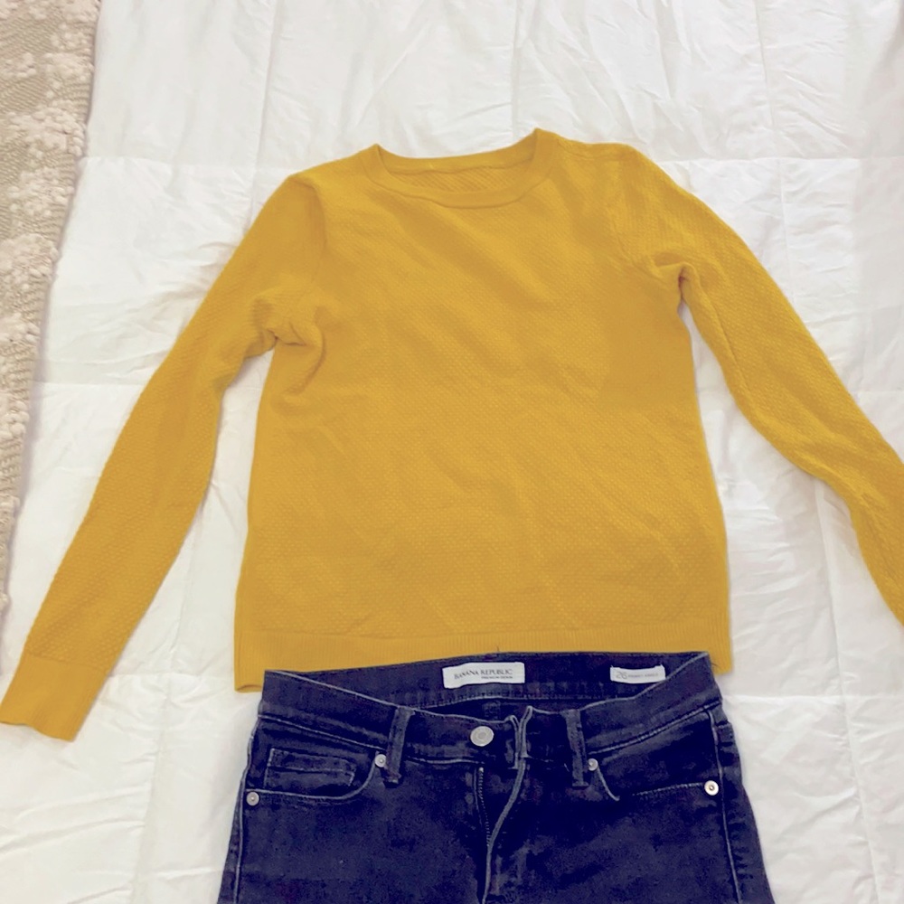Size 26 banana republic black skinny jeans and size small yellow sweater